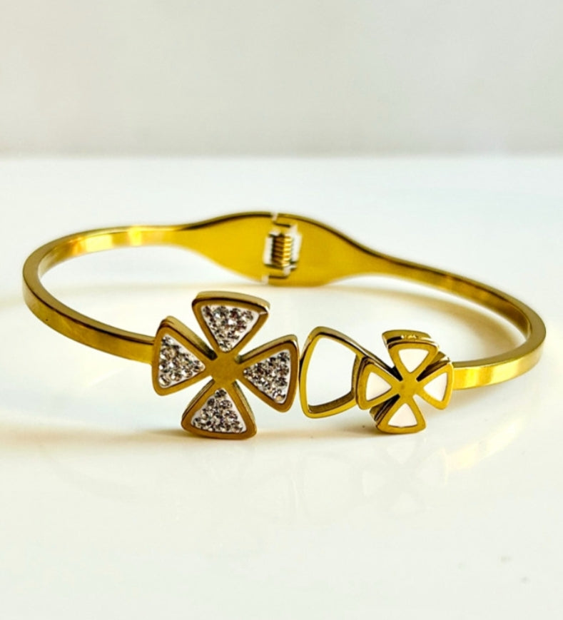 White triangular flower bracelet