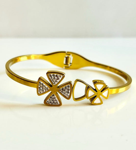 White triangular flower bracelet